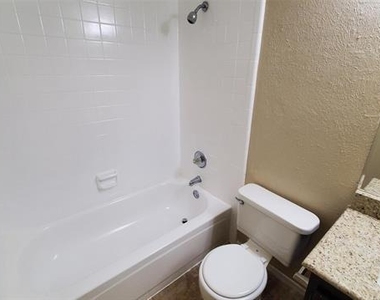 1125 Greenbriar Lane - Photo Thumbnail 9