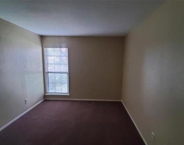 1125 Greenbriar Lane - Photo Thumbnail 5