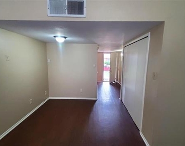 1125 Greenbriar Lane - Photo Thumbnail 3
