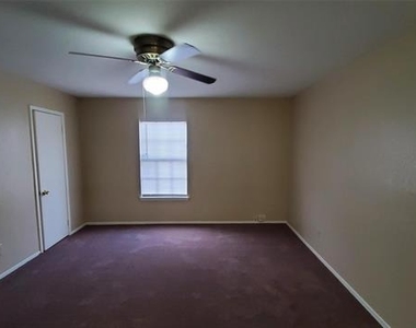 1125 Greenbriar Lane - Photo Thumbnail 6