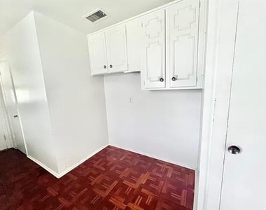 109 Vandenburg Drive - Photo Thumbnail 2