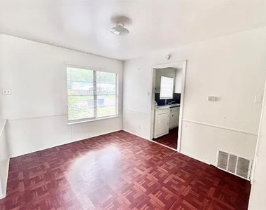 109 Vandenburg Drive - Photo Thumbnail 5