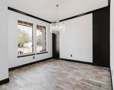 1733 Elm Street - Photo Thumbnail 5
