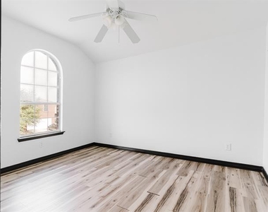 1733 Elm Street - Photo Thumbnail 15