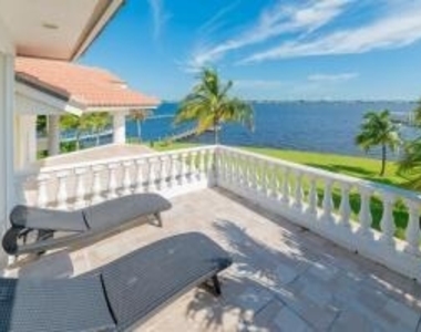 901 Se Riverside Drive - Photo Thumbnail 23