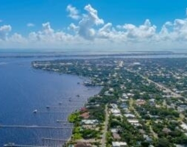 901 Se Riverside Drive - Photo Thumbnail 16