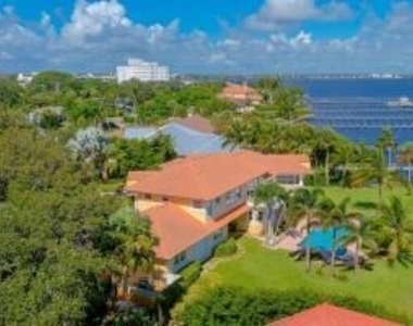 901 Se Riverside Drive - Photo Thumbnail 20