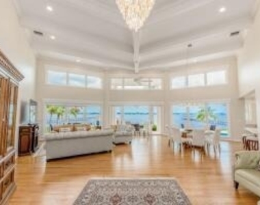 901 Se Riverside Drive - Photo Thumbnail 31