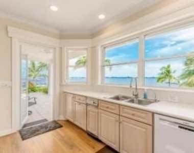 901 Se Riverside Drive - Photo Thumbnail 37