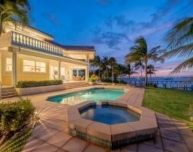 901 Se Riverside Drive - Photo Thumbnail 1