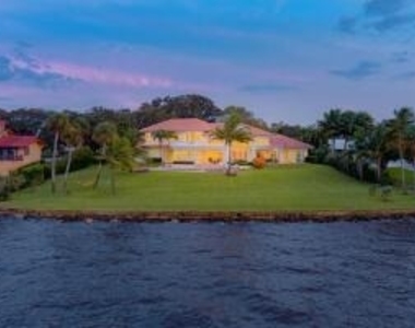 901 Se Riverside Drive - Photo Thumbnail 7
