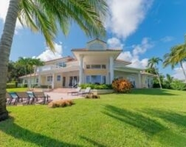 901 Se Riverside Drive - Photo Thumbnail 2