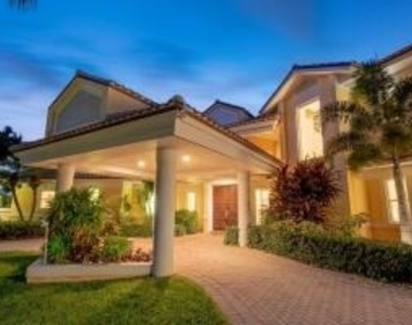 901 Se Riverside Drive - Photo Thumbnail 3