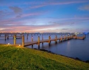 901 Se Riverside Drive - Photo Thumbnail 14