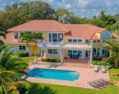 901 Se Riverside Drive - Photo Thumbnail 5