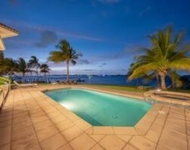 901 Se Riverside Drive - Photo Thumbnail 13