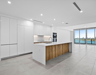 220 Lake Shore Drive - Photo Thumbnail 2