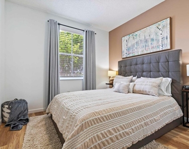 2060 Greenview Shores Boulevard - Photo Thumbnail 9
