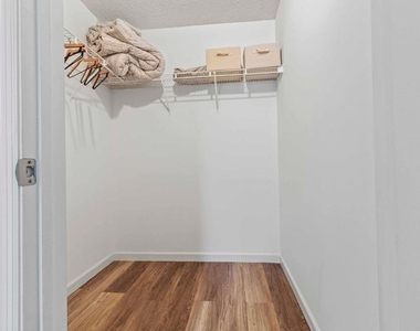 2060 Greenview Shores Boulevard - Photo Thumbnail 8