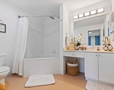 2060 Greenview Shores Boulevard - Photo Thumbnail 7