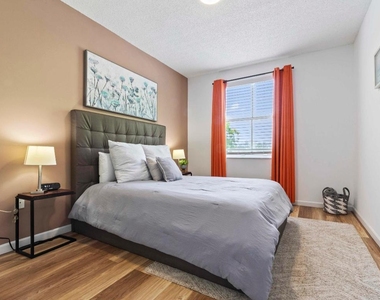2060 Greenview Shores Boulevard - Photo Thumbnail 10