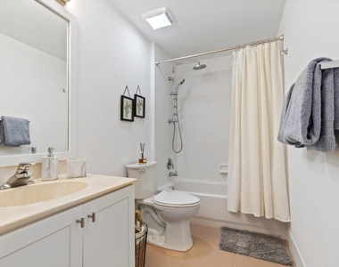 2060 Greenview Shores Boulevard - Photo Thumbnail 11