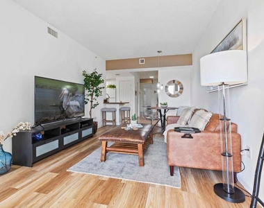 2060 Greenview Shores Boulevard - Photo Thumbnail 2