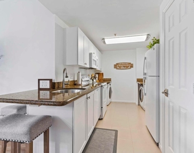 2060 Greenview Shores Boulevard - Photo Thumbnail 5