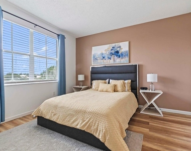 2060 Greenview Shores Boulevard - Photo Thumbnail 6