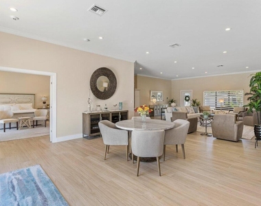 1008 Se 10th Court - Photo Thumbnail 21