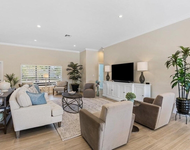 1008 Se 10th Court - Photo Thumbnail 9