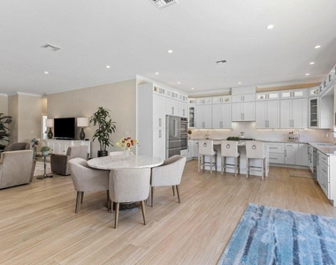 1008 Se 10th Court - Photo Thumbnail 13