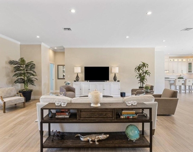 1008 Se 10th Court - Photo Thumbnail 8