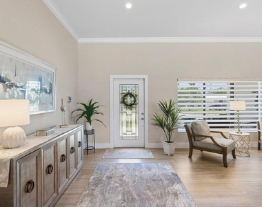 1008 Se 10th Court - Photo Thumbnail 5