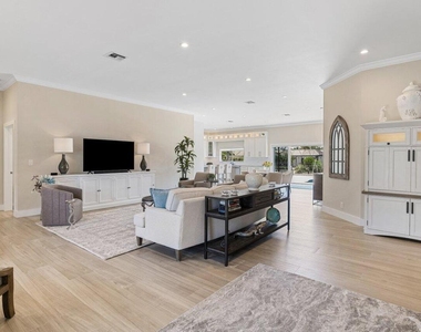 1008 Se 10th Court - Photo Thumbnail 6
