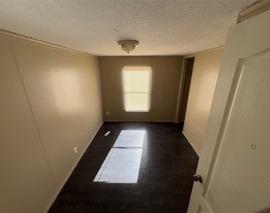 8315 Burleson Manor Rd - Photo Thumbnail 5