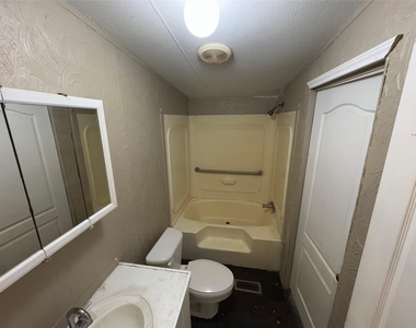 8315 Burleson Manor Rd - Photo Thumbnail 8