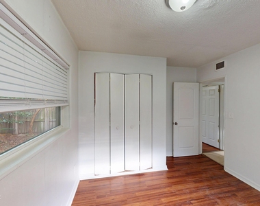6926 Camelot Road - Photo Thumbnail 12