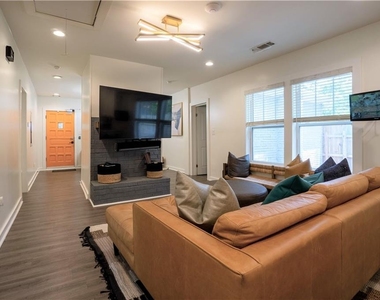 811 King Road - Photo Thumbnail 4