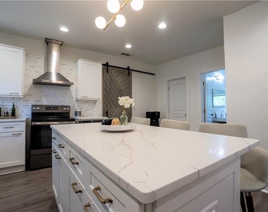 811 King Road - Photo Thumbnail 7