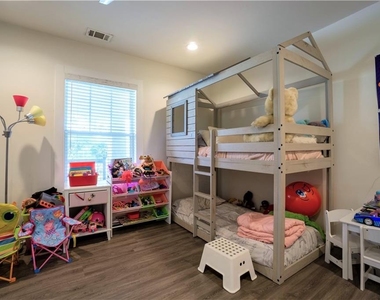 811 King Road - Photo Thumbnail 14