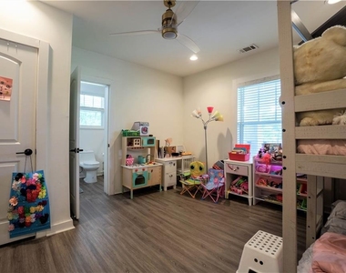 811 King Road - Photo Thumbnail 15