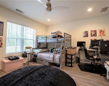 811 King Road - Photo Thumbnail 12
