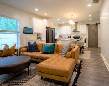 811 King Road - Photo Thumbnail 5