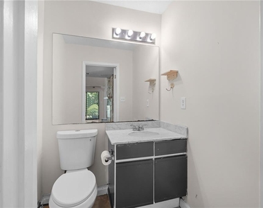 990 Chapman Lane - Photo Thumbnail 11