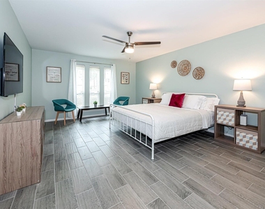 1807 Saddlecreek Drive - Photo Thumbnail 5