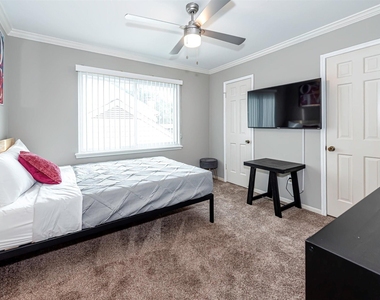 1807 Saddlecreek Drive - Photo Thumbnail 15