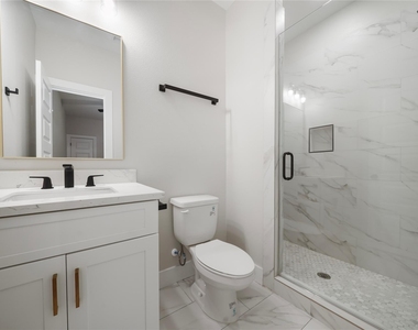 402 E 37th Street - Photo Thumbnail 8