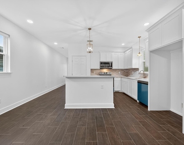 714 Zoe Street - Photo Thumbnail 3