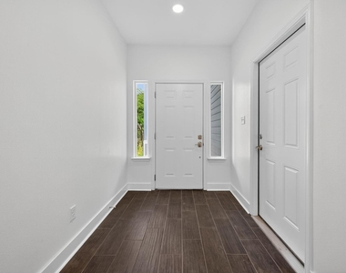 714 Zoe Street - Photo Thumbnail 1